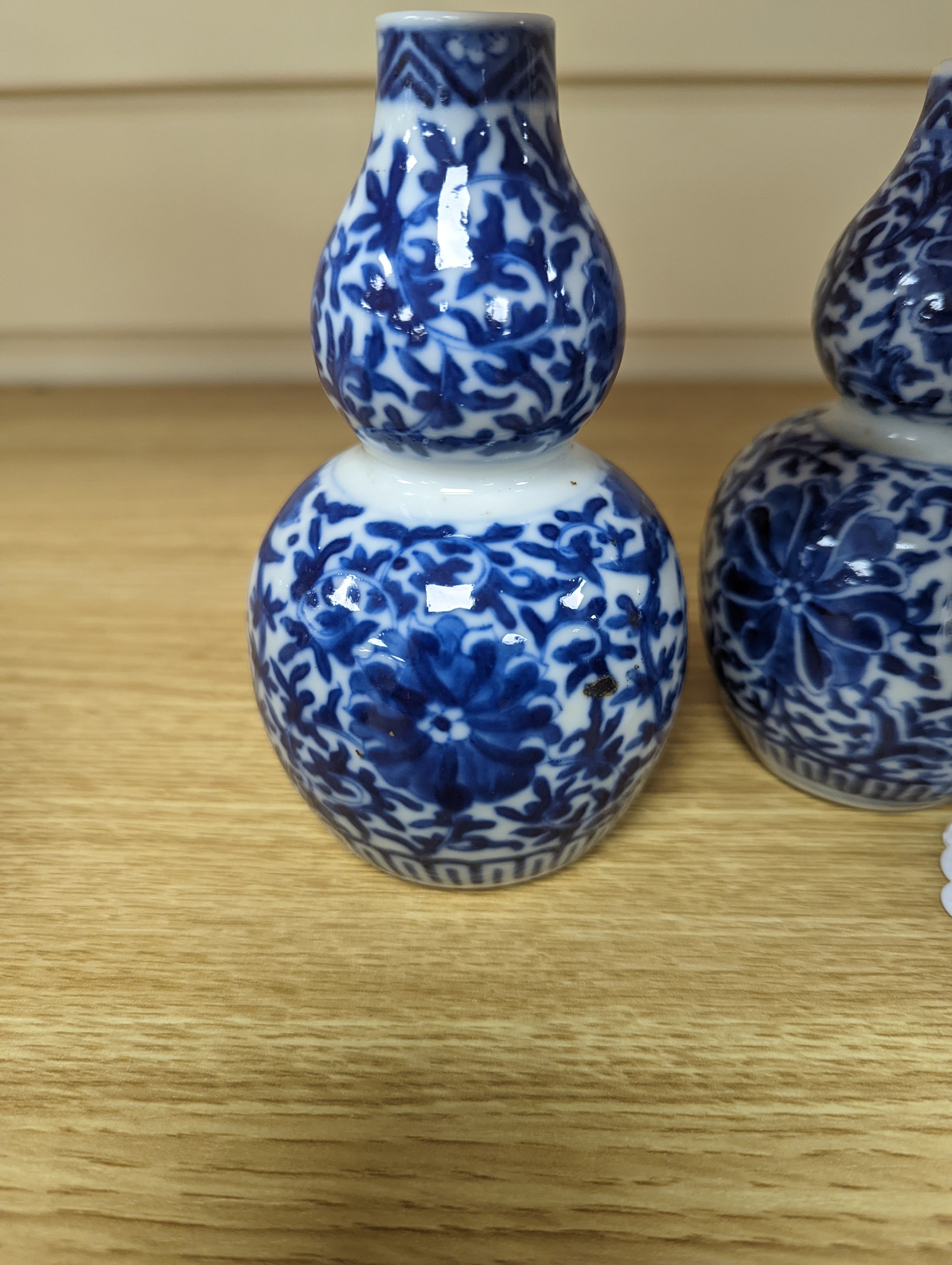 A pair of Chinese blue and white double-gourd small vases 14cm